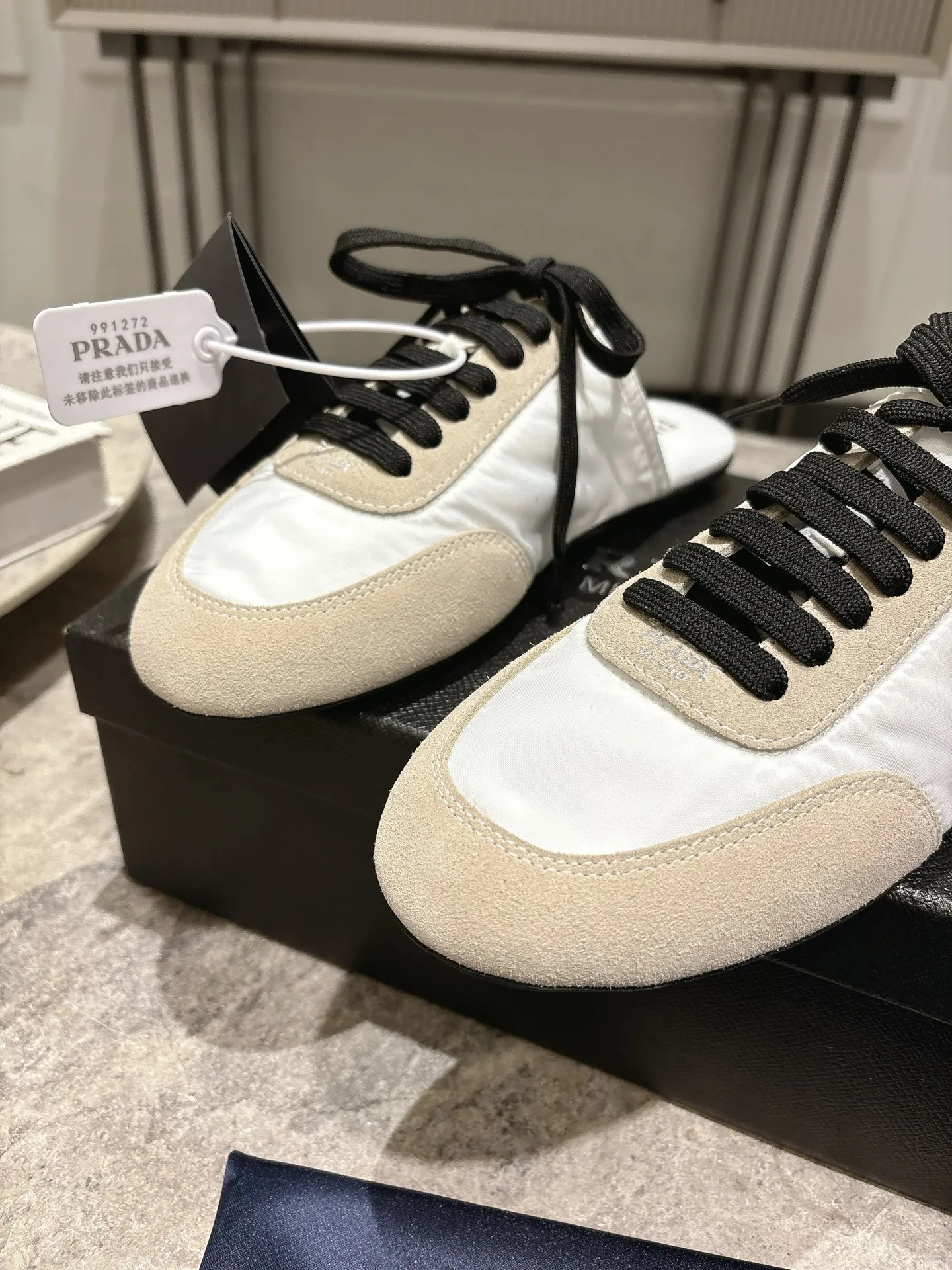 👟👟Ex-factory price 502👟👟 Prada Prada spring and summer show thin-soled moral training shoes for women. The 25ss show style item with the highest export rate. The suede upper has a texture, and the inner sheepskin is wrapped. It is soft and waxy. The insole is thickened with lambskin. It is extremely comfortable to step on, has a sense of support, and feels well wrapped. The shoe shape is full of wrapping, light, easy to wear and practical, a casual shoe, original molded rubber outsole Size: 35-39 (40 41 customized, non-refundable)